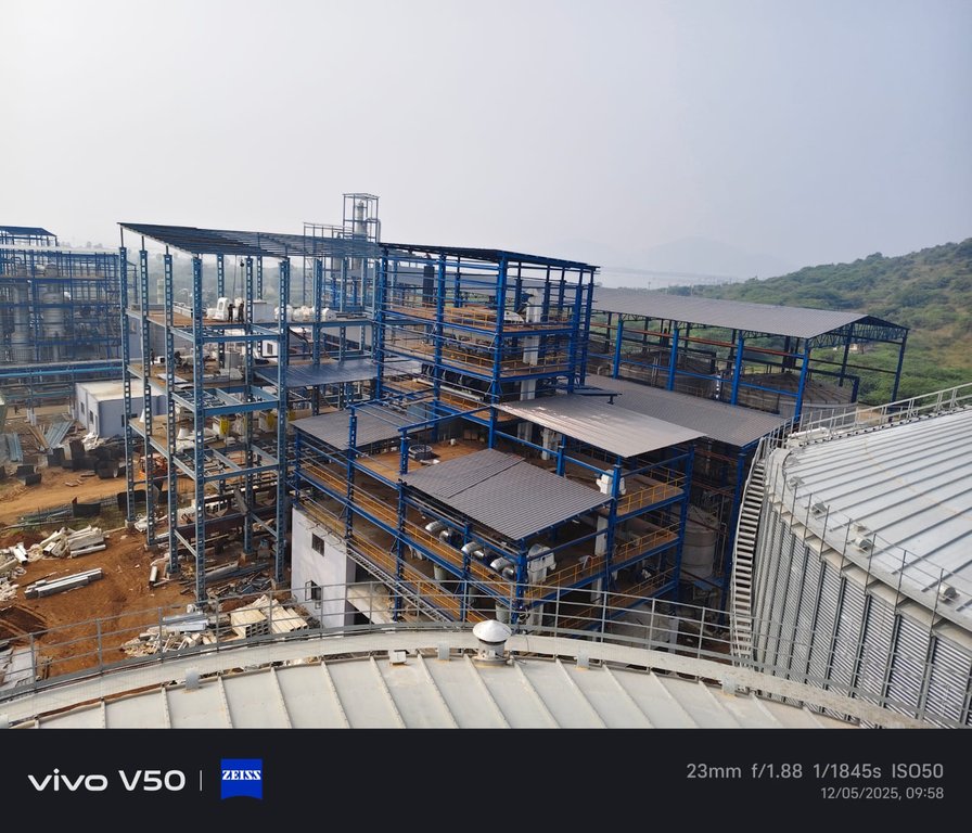 Multi-level process structure erection over storage tanks